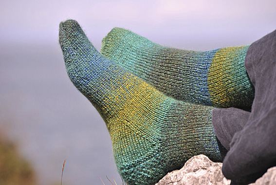 https://www.theknittingsquirrel.com/wp-content/uploads/2014/02/Perfect-basic-sock-pattern-8web.jpg